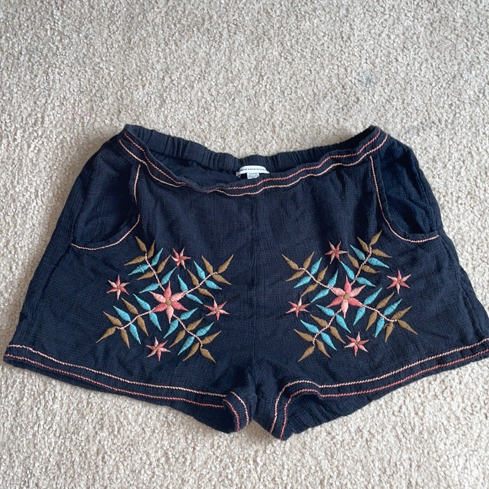 Black and Floral American Eagle Flowy Shorts (Size M)